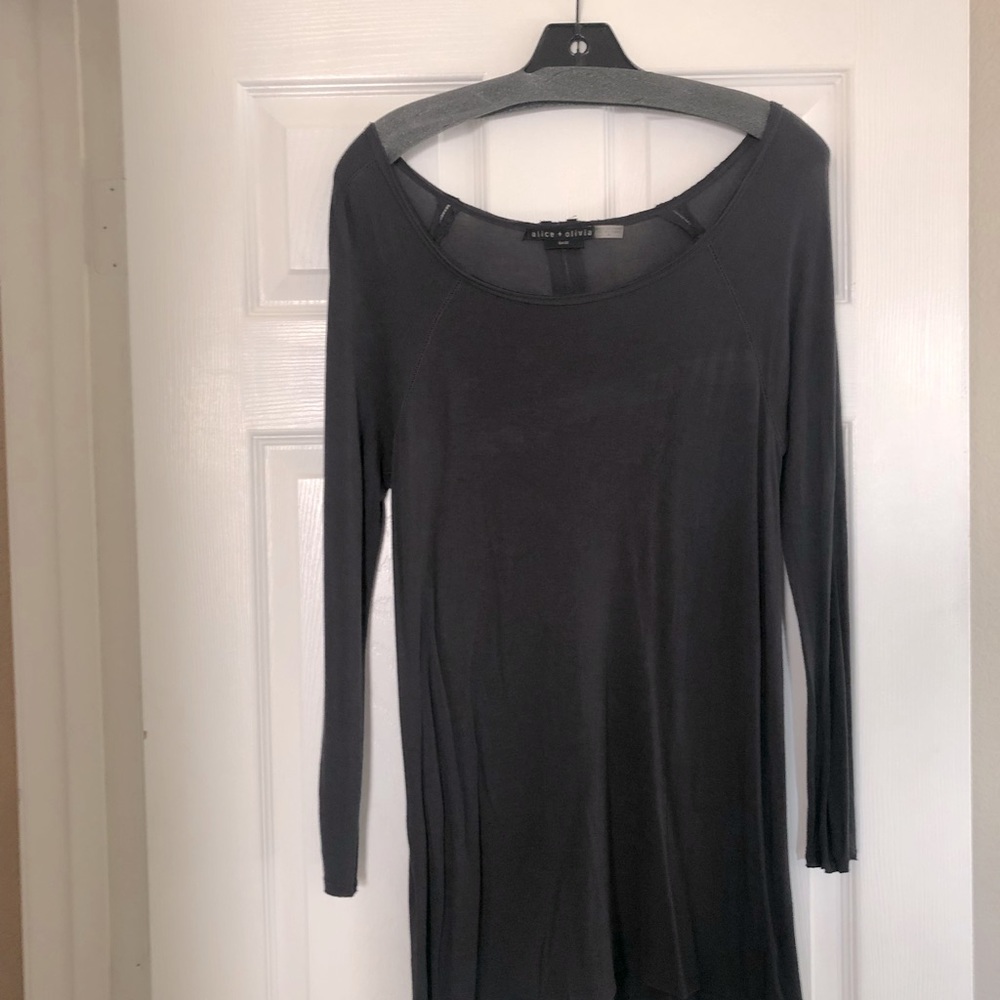 Alice and Olivia sz M base grey top EUC
